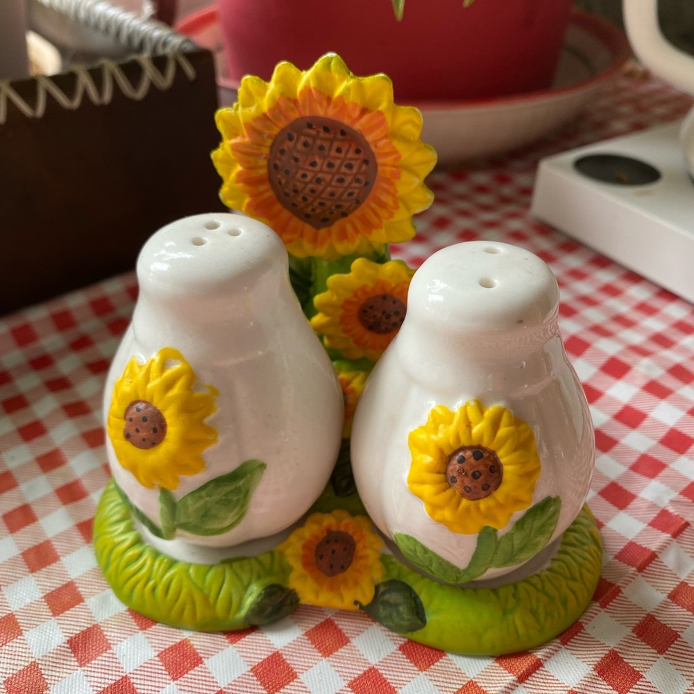 2/$25 Sunflower Vintage Salt & Pepper Shakers🌻
